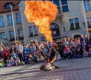 chinnen street performer